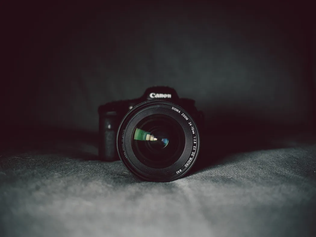 Professionelle Kamera als Symbol für die sachverständige Foto- und Schadendokumentation