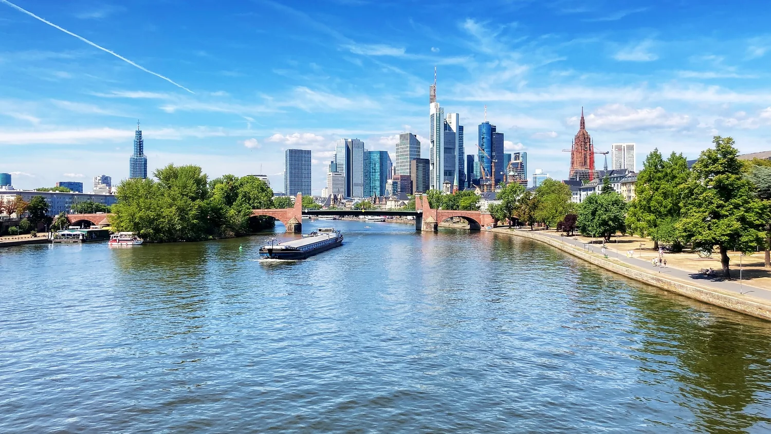 Frankfurter Skyline mit Main als Symbol für das Einsatzgebiet von KGD im Rhein-Main-Gebiet