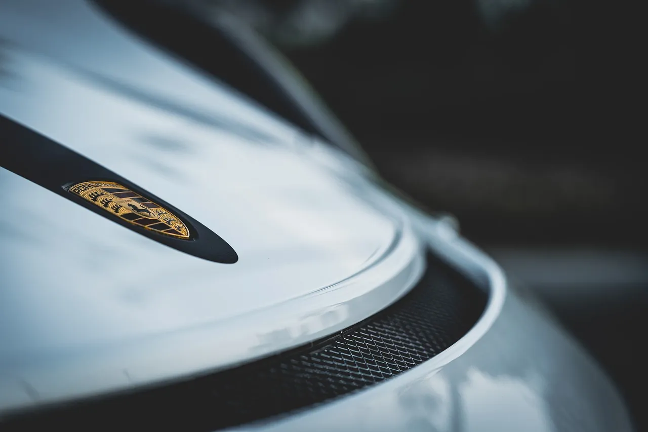 Symbolbild eines Emblems auf der Motorhaube eines Sportwagens