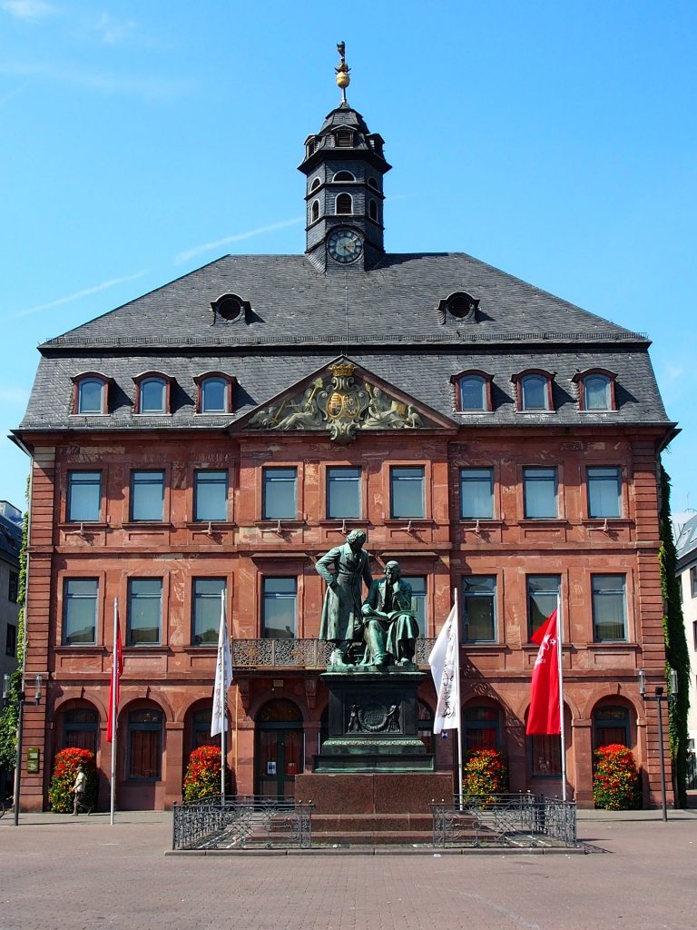 Unfall in Hanau? Unfallgutachten in 24h rechtssicher und von geprüften Gutachter erstellt. Auch in Maintal und Frankfurt am Main.